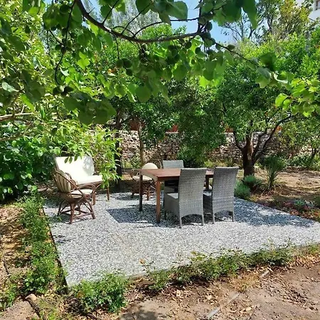 Mel's Garden House In The Heart Of The